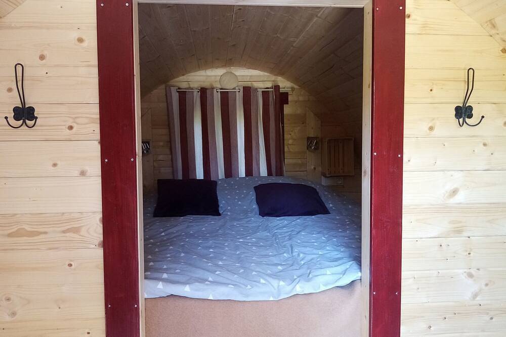 Tonneau En Bois à Garennes sur Eure Au Havre De Paix Au Bord De L'Eure in Garennes-sur-Eure, Région d'Évreux
