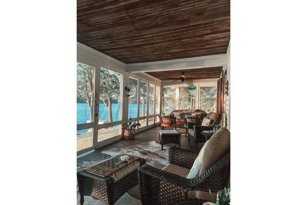 The ultimate cottage core experience in a serene lake country setting overlooking Silver Lake - minutes from Letchworth State Park and downtown Perry, Ny in Wyoming County