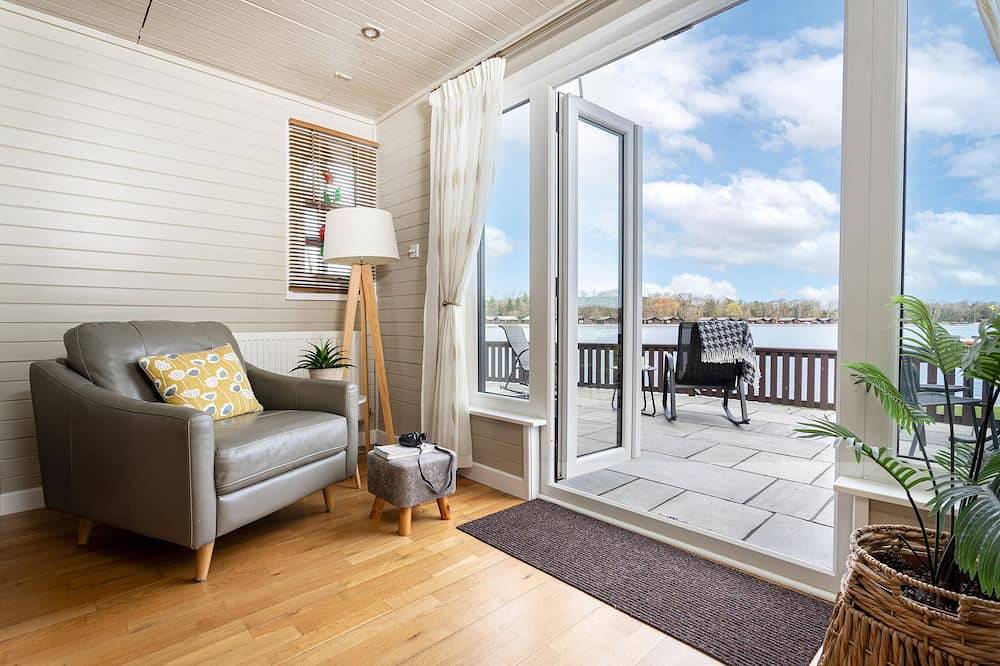 Keer Lodge a lakeshore haven @ Pine Lake Resort in Lancashire