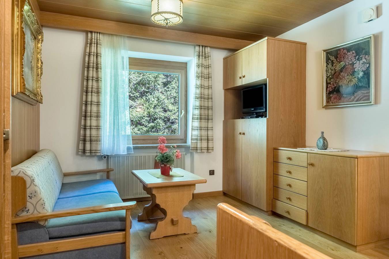 Entire apartment, Apartment "Cesa Soramurat 8" with Mountain View, Balcony & Shared Garden in Canazei, Dolomiti Superski