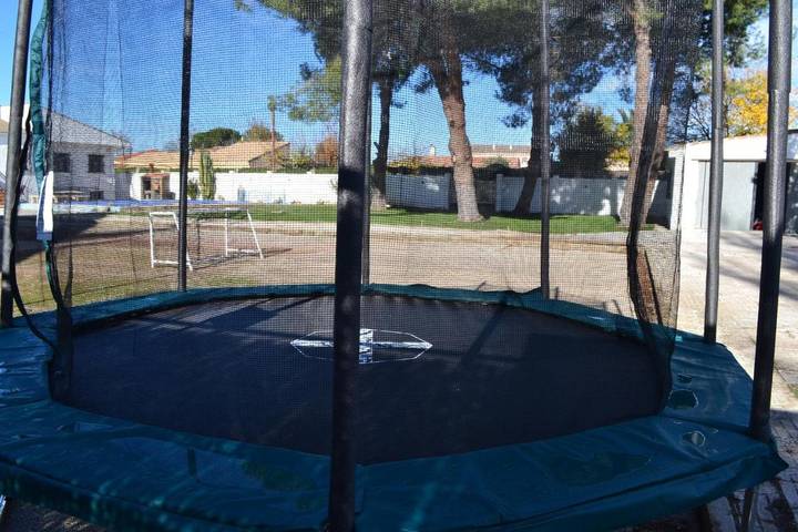 Location de vacances pour 10 personnes, avec terrasse ainsi que jardin et piscine, animaux acceptés à El Viso de San Juan - 4