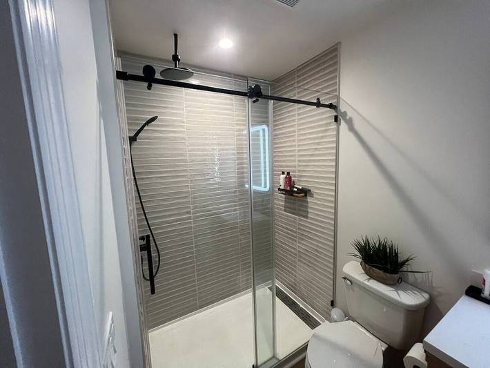 Vacation rental for 16 people, with yard and hot tub as well as terrace in Long Island