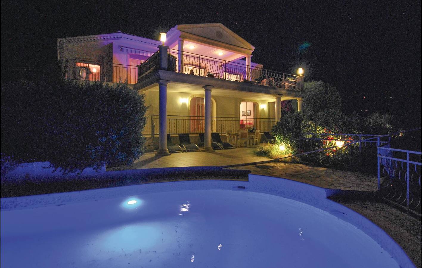 Beachside Retreat with AC, Pool, and Terrace in Roquebrune-sur-Argens, Draguignan region