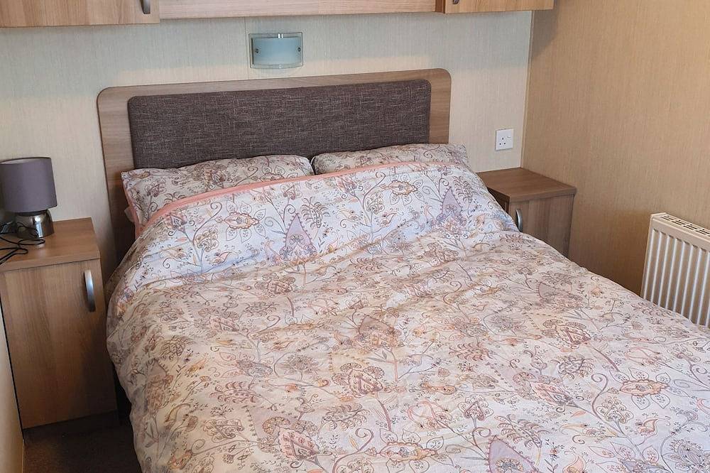 3-Bed Caravan, Sleeps 8 with Enclosed Decking in Thornton-Cleveleys, Lancashire