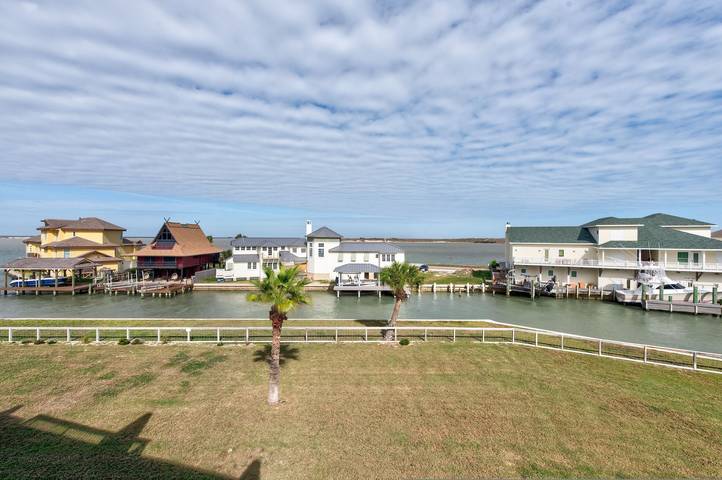 Vacation rental for 4 people, with balcony and yard as well as pool, kid friendly in Port Aransas