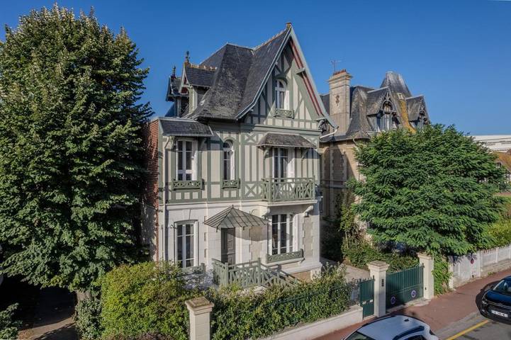Location de vacances pour 8 personnes, avec Balcon et Terrasse ainsi que Jardin et Vue dans Casino de Deauville