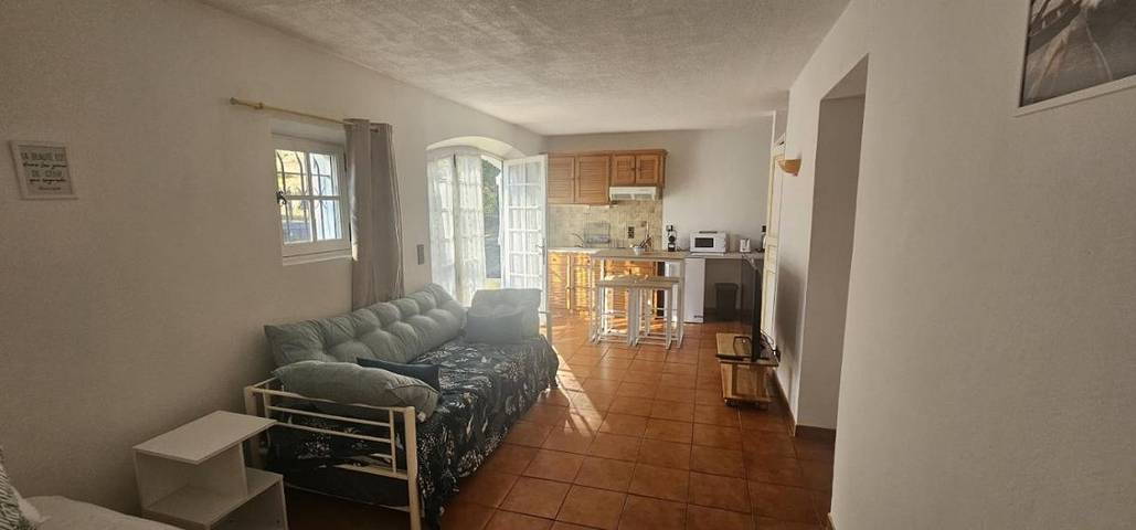 Gîte pour 4 personnes, avec vue et jardin dans Plage D Aigue Bonne - 2