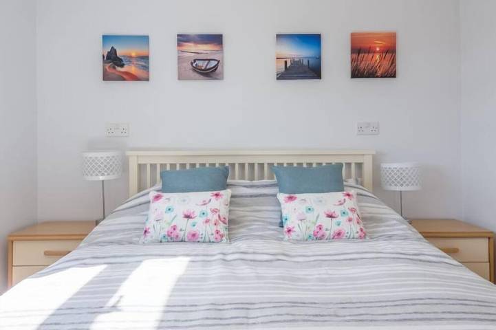 Wyndham Beach House ist ein moderner Bungalow, der am oberen Ende des Strandes liegt in Walcott, Norfolk Coast