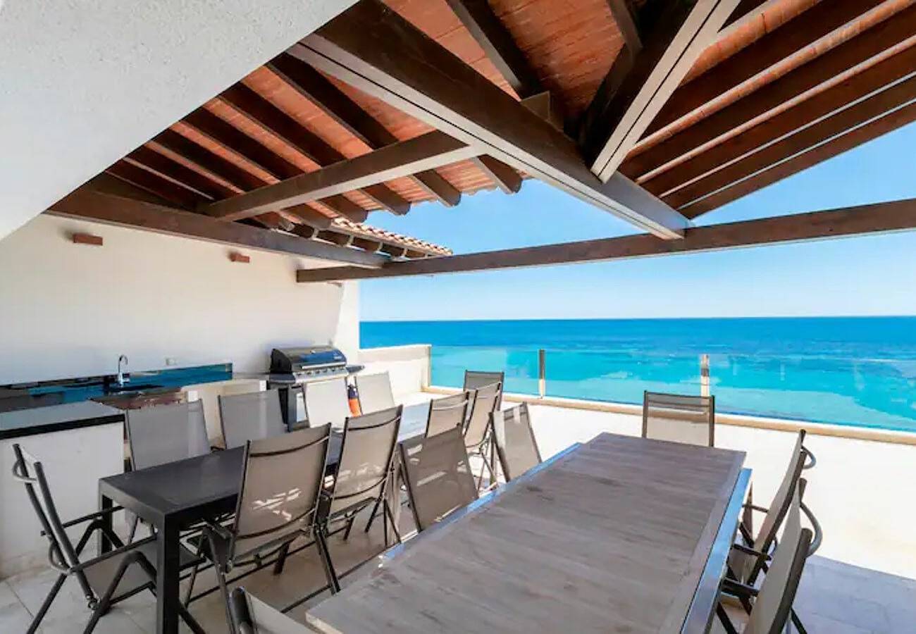 Villa Irene aan zee met direct toegang tot het water in El Campello, Costa Blanca