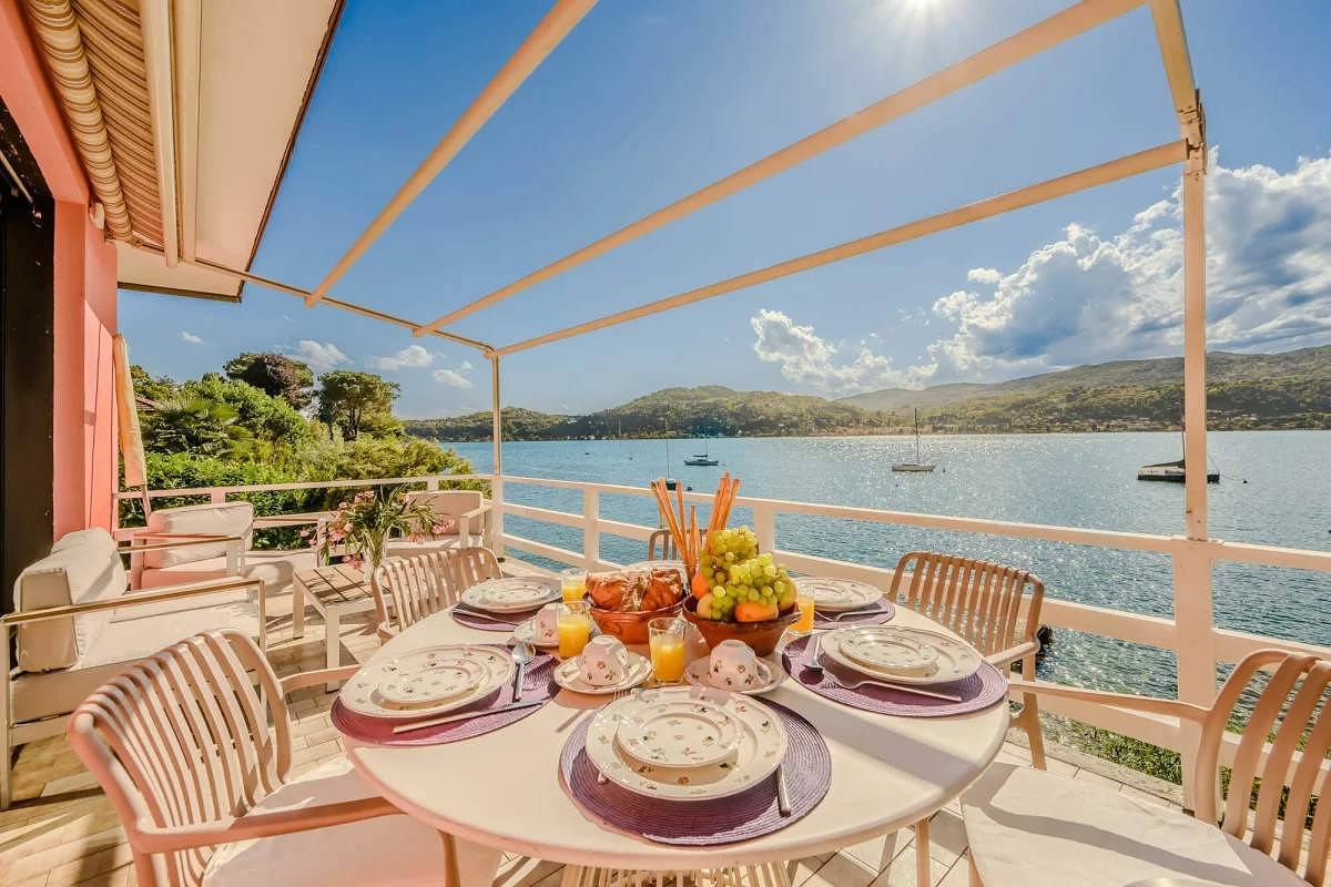 Italian Lakes lakeside villa with direct lake access in Spiaggia Canottieri, Ranco