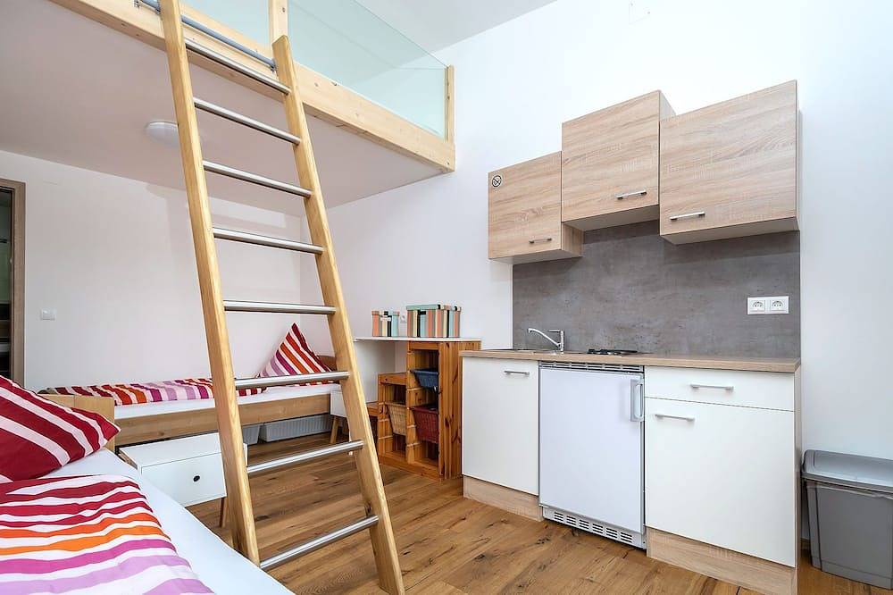 Ganze Wohnung, Alpen-Hostel Apartment Mittagsonne 2, Buxacher Straße 23 mit Motoradvermietung in Memmingen, Bayerisch Schwaben
