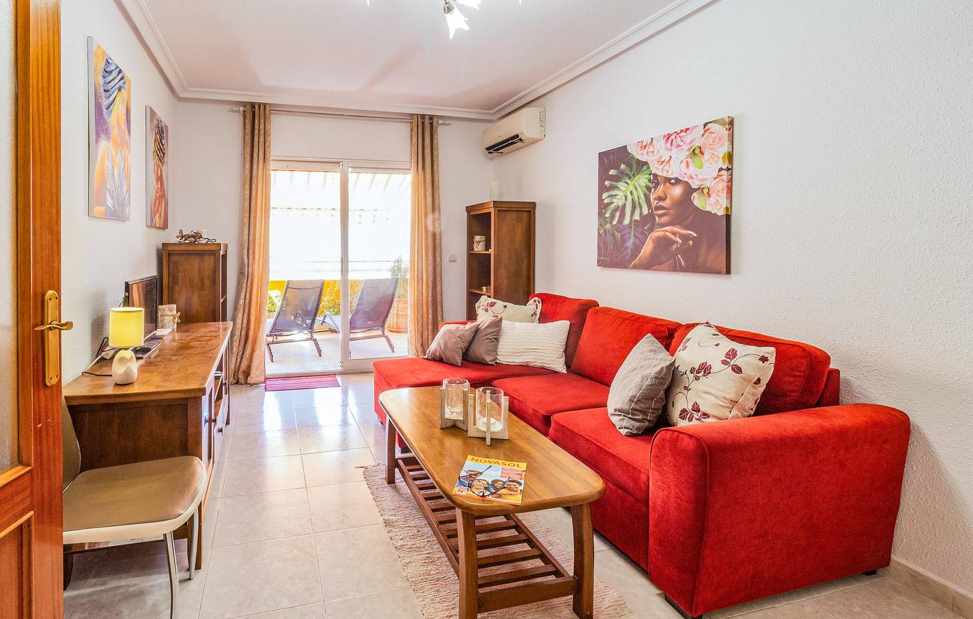 Entire holiday apartment, Beachfront Apt with WiFi, AC & Terrace, Parking - 300m to Playa de Los Naufragos in Torrevieja, Costa Blanca