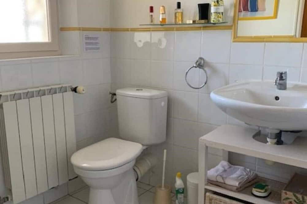 Appartement entier, Gites pour 2 personnes avec piscine et parking privé gratuit in Carpentras, Parc naturel régional du Mont-Ventoux