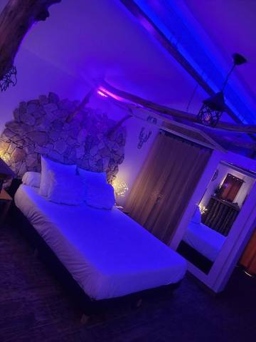 Hôtel pour 2 personnes, avec terrasse et jacuzzi à Cuges-les-Pins