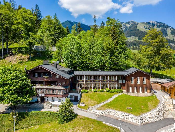 Hotel, mit Balkon und Terrasse sowie Garten und Sauna in Bayrischzell