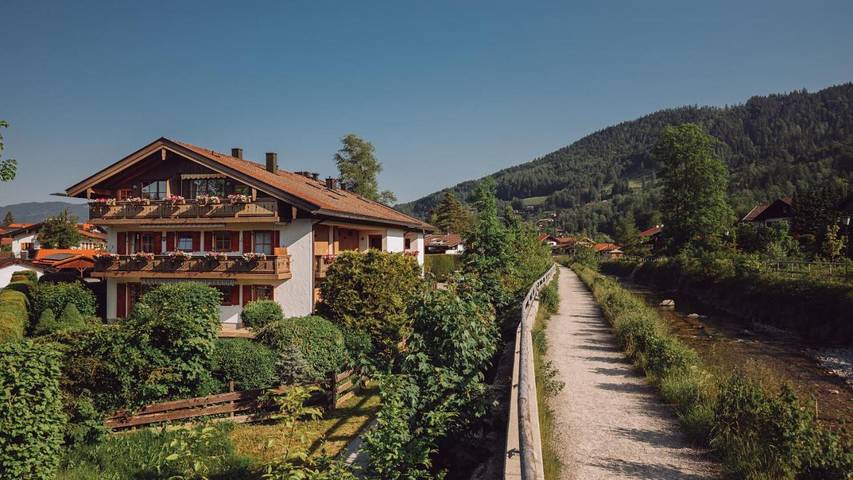 Ferienwohnung für 4 Personen, mit Terrasse und Garten sowie Ausblick in Rottach-Egern