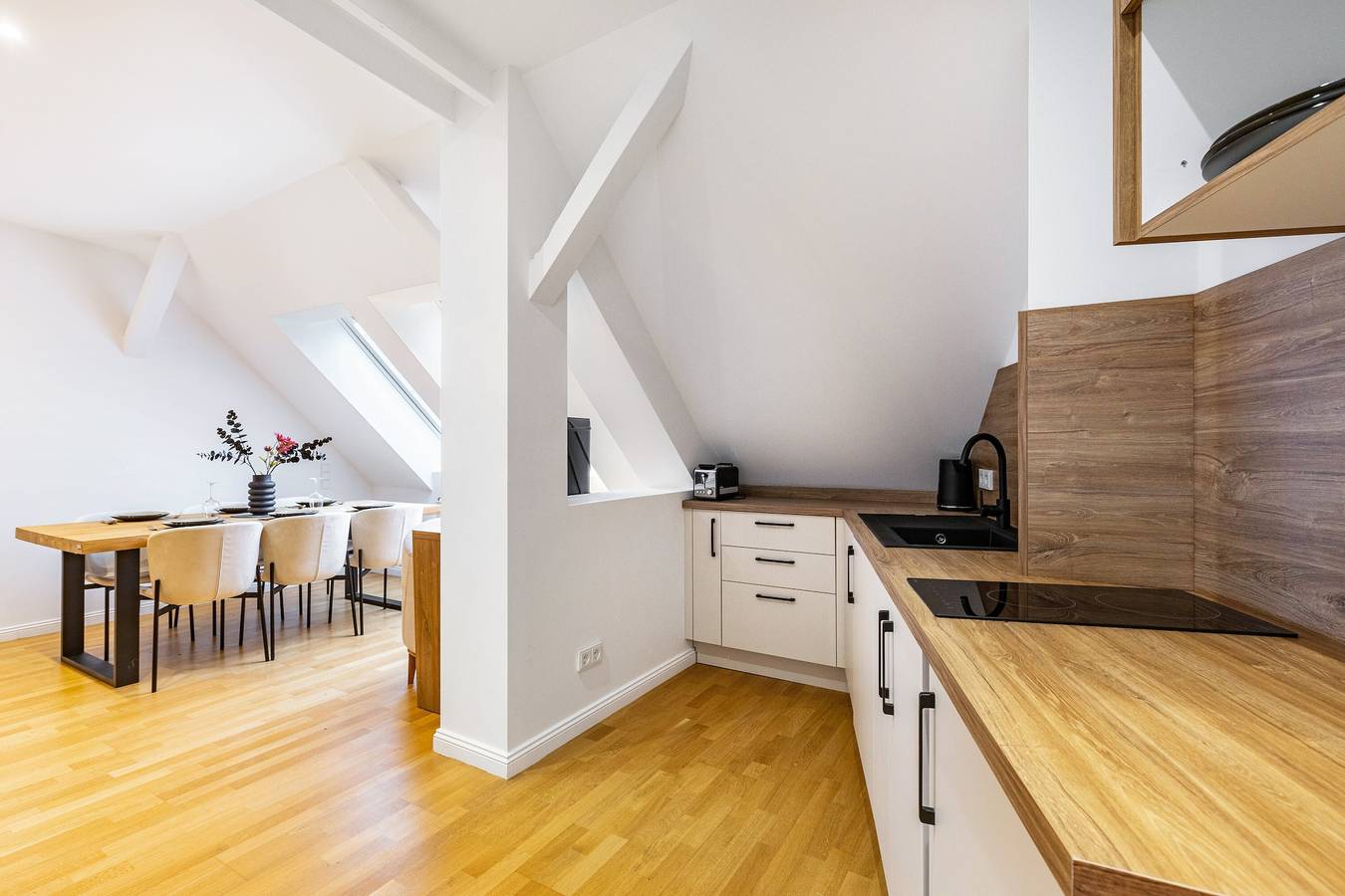 Holiday Home 'Modern Ku’damm Luxury Home For 14 I' with Wi-Fi in Berlin Innenstadt, Berlin