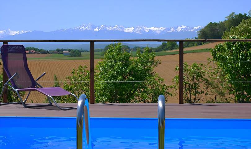 Gîte pour 6 personnes, avec terrasse ainsi que piscine et jardin