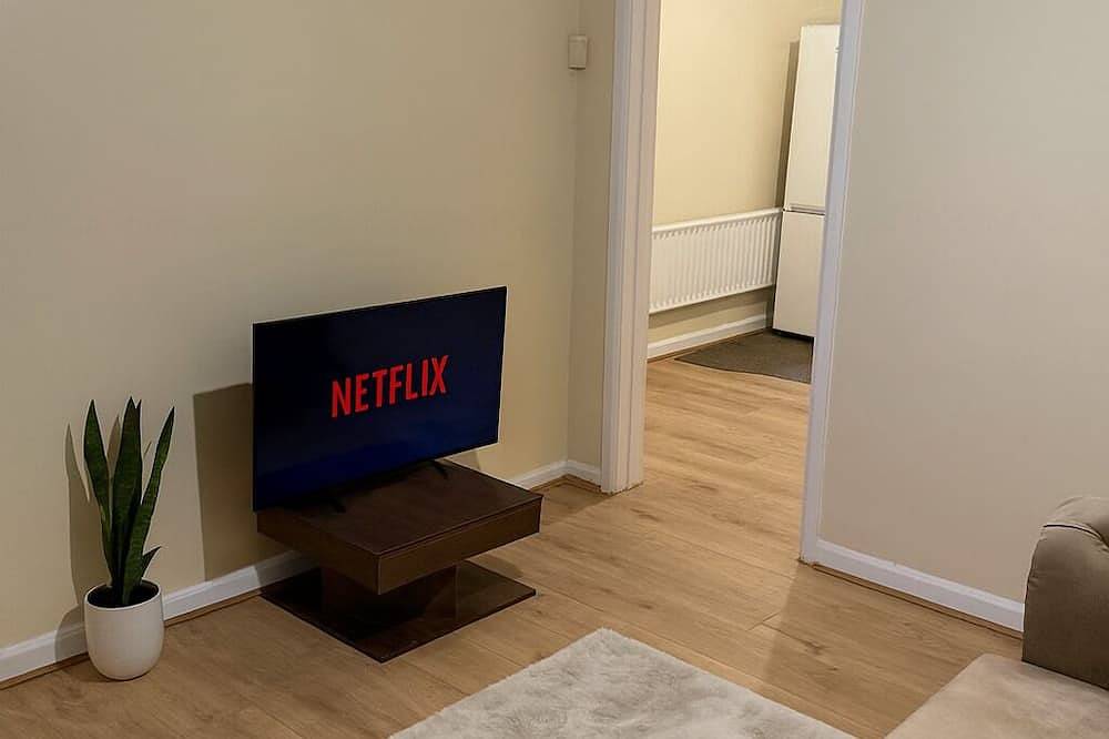 3-Bed Home, Free Parking, Smart Tv,Family & Business Ready in Slough, Berkshire