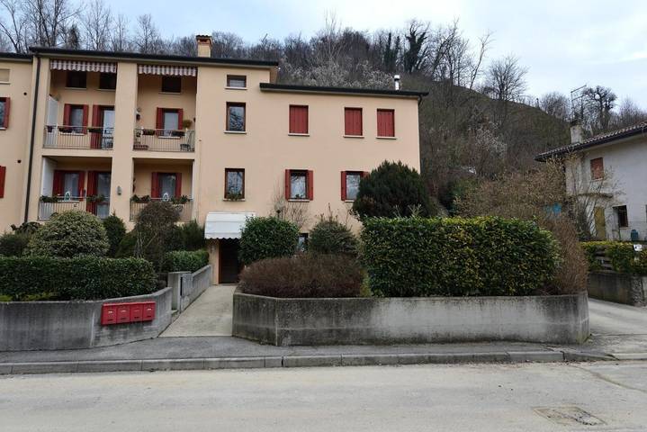 Gîte pour 4 personnes, avec vue ainsi que terrasse et jardin, animaux acceptés à Follina