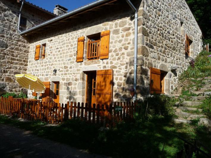 Gîte pour 6 personnes, avec terrasse dans Saint-Jean-Soleymieux
