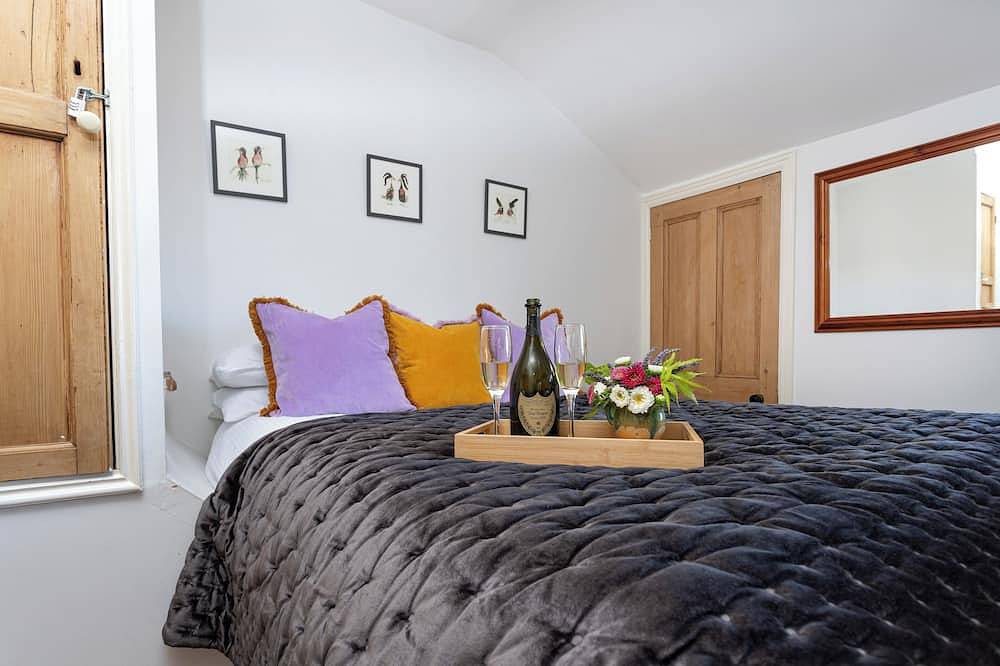 New! Stylish period cottage near town with log burner, parking, garden. in Kendal, Lake District