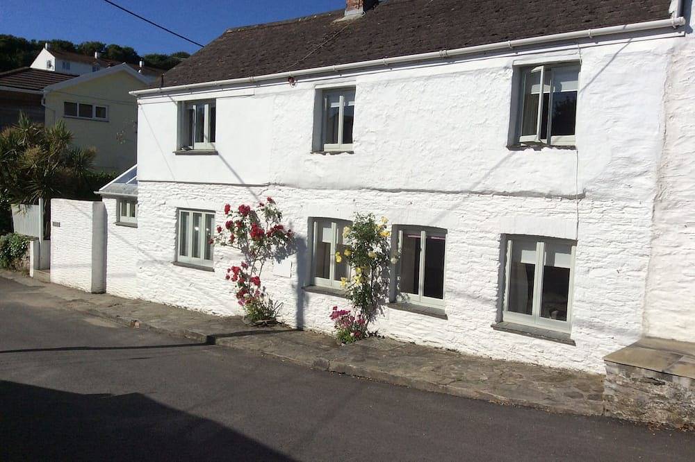 Traditional Cornish Cottage - Centre Of Portscatho in Portscatho, Cornwall