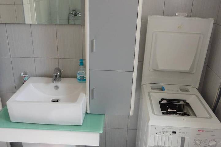 Ganze Wohnung, Familienfreundliche Ferienstrandwohnung in erster Reihe zum Meer (C6) in Stara Novalja, Pag