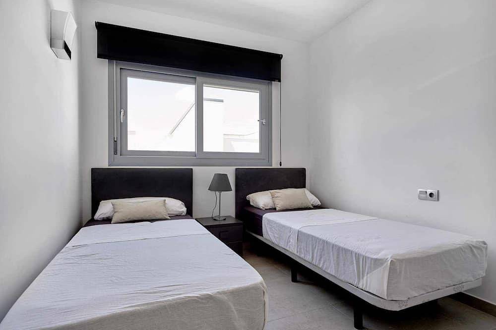 Entire apartment, Top floor apartment with sunny roof terrace, heated pool and garden in Mar Azul Torrevieja, Torrevieja