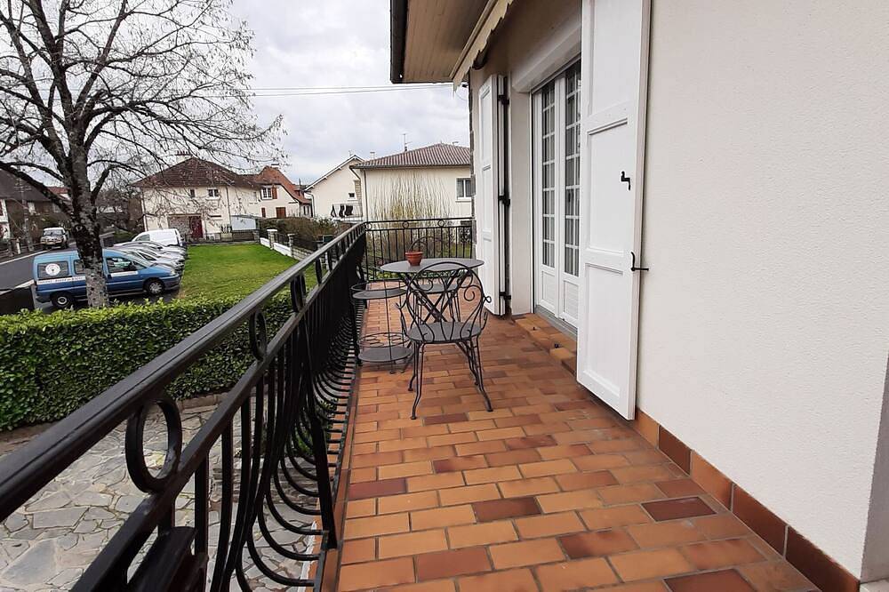 L'enclos de Lys - Appartement Avec Grand Balcon et Accès Direct au Jardin in Aurillac, Aurillac region
