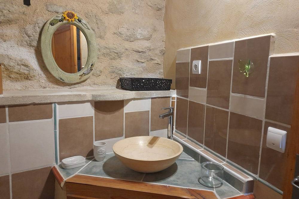 \"Carlota \"Semi-troglodyte house 200m from all amenities in Malaucène, Parc naturel régional du Mont-Ventoux