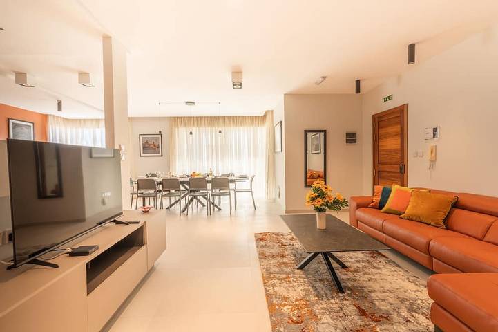Ganze Wohnung, A Luxury Retreat with Games Room, Spa, and Pool! in Marsaskala, Insel Malta