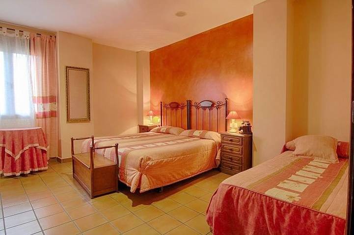 Hotel para 4 personas, con vistas además de piscina y jardín en La Vera - 2