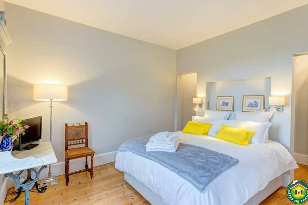 Entire apartment, Charming renovated apartment, 2 Br, Wifi, garage, 15 min to Paris Rer station in Chantilly, Oise