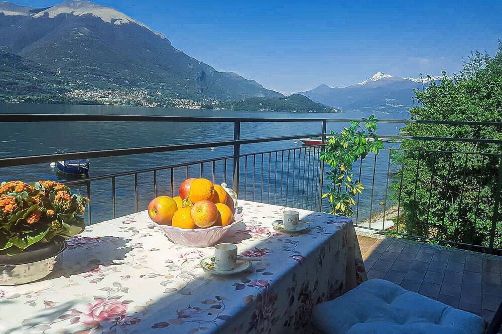 Ganze Wohnung, Geschmackvoll möblierte 2-Zimmer-Wohnung in direkter Seelage mit Pool und Privatstrand in Lezzeno, Comer See