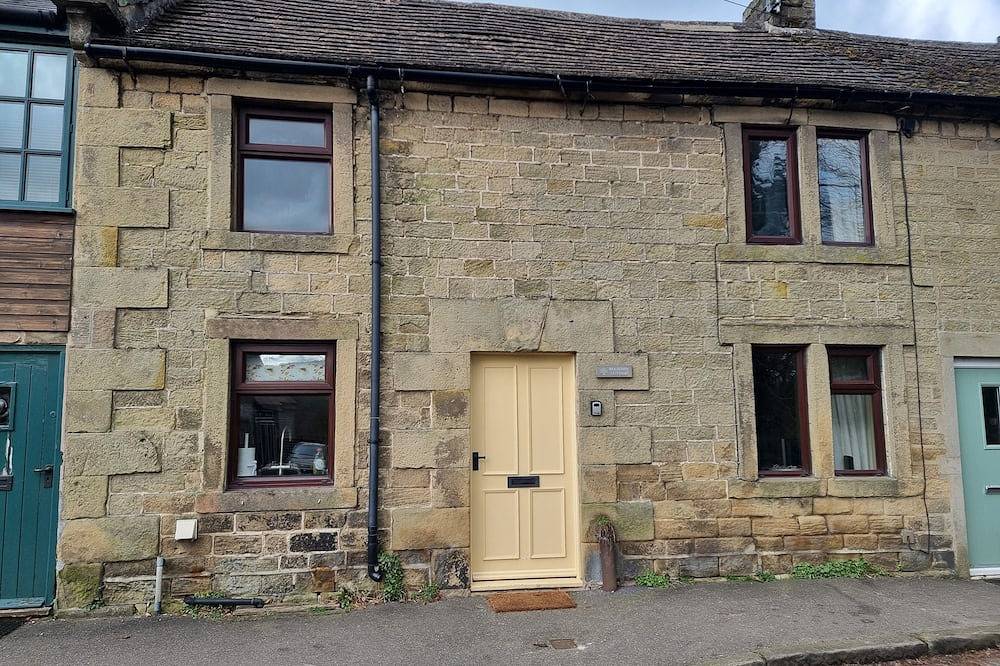 Mulberry Cottage, pet friendly, with open fire in Youlgreave in Youlgreave, Derbyshire