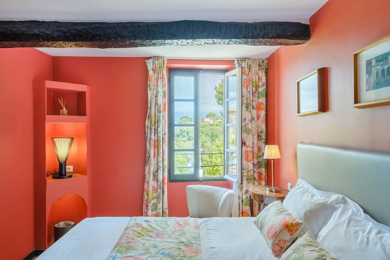Chambre d'hôtes 'Coquelicot - Le Grimaldi' avec vue sur la montagne, Wi-Fi et climatisation in Cagnes-sur-Mer, Région de Cannes