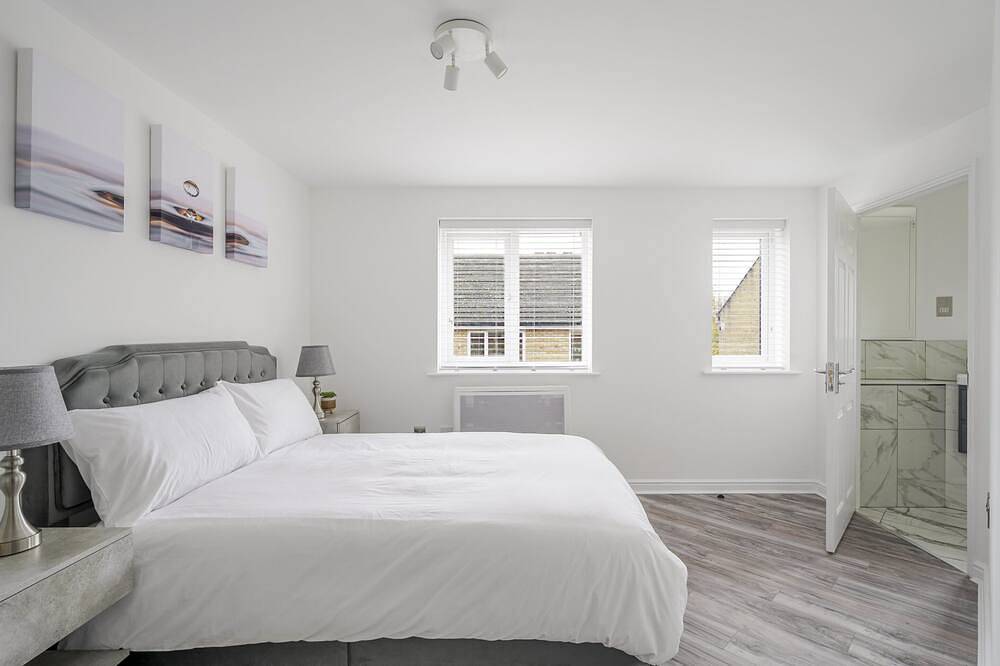 Entire apartment, Plush Two Bed - Free Parking nr Chelmsford City in Chelmsford, Essex