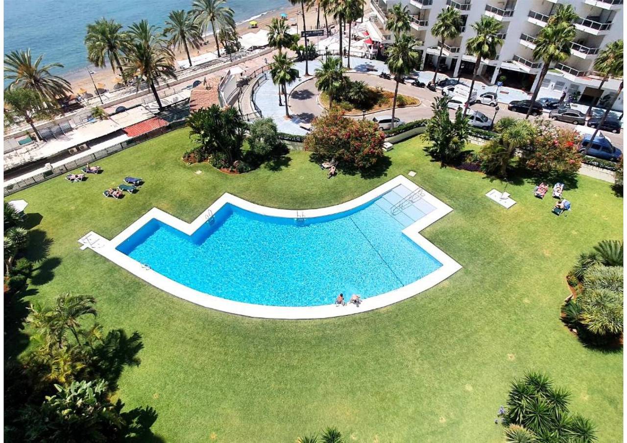 Entire apartment, Apartment 'Urban beach Imperator' with Sea View, Pool, A/C & Wi-Fi in Playa de la Fontanilla, Marbella