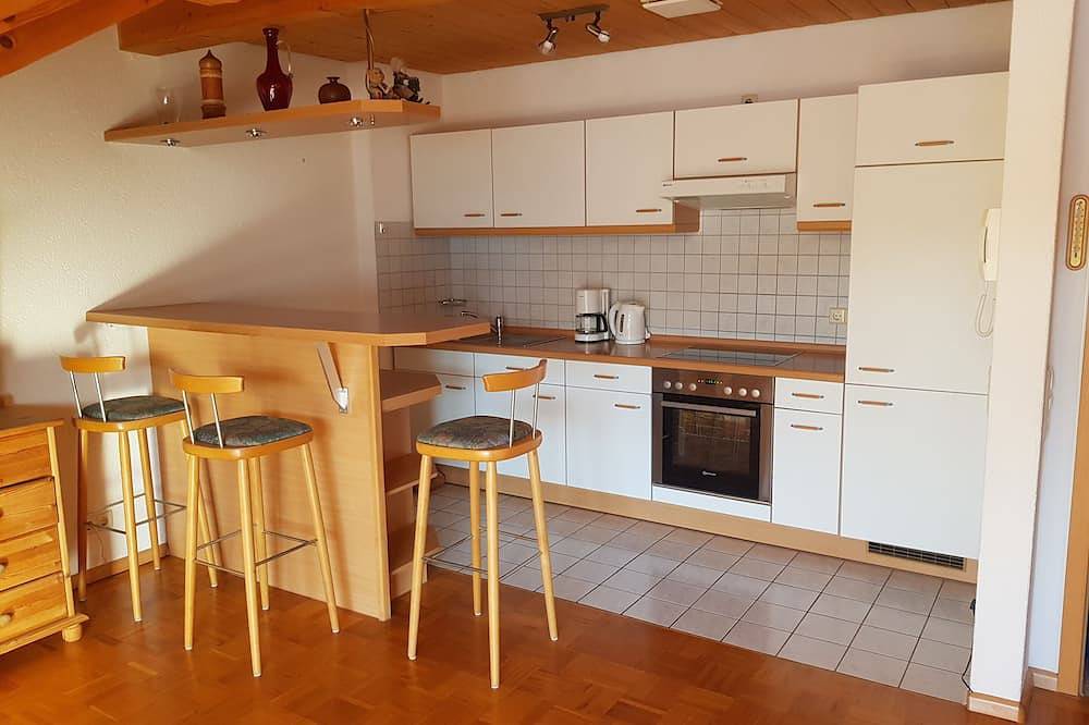 Apartamento entero, Panoramic view over Titisee-Neustadt in 2-room top floor apartment with balcony in Suedlicher Schwarzwald, Titisee-Neustadt