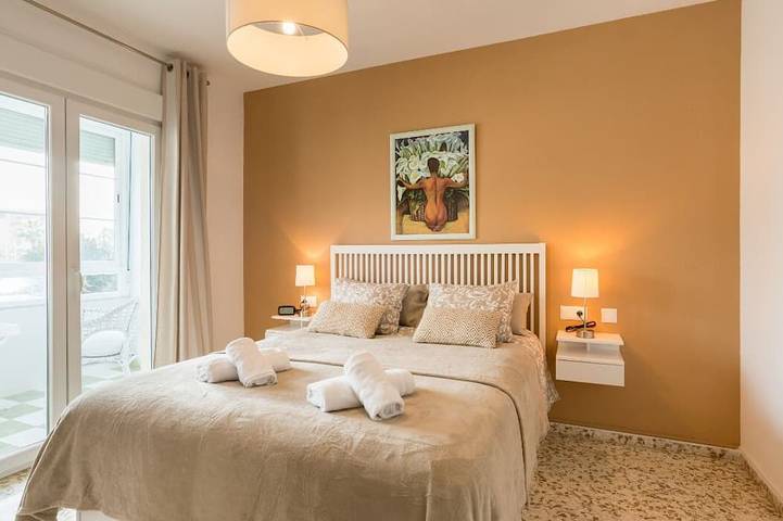 Entire apartment, Beachfront 4bedrooms apartment free parking in Carretera de Cádiz, Malaga
