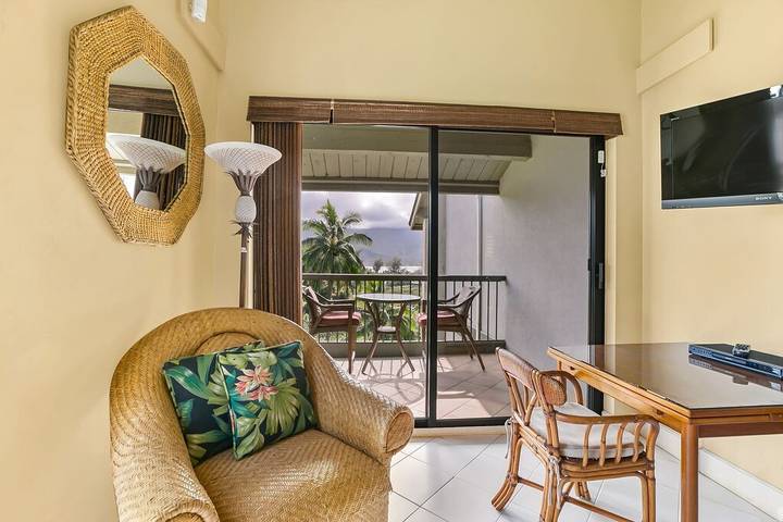 Vacation rental for 2 people, with pool and hot tub as well as terrace in Princeville