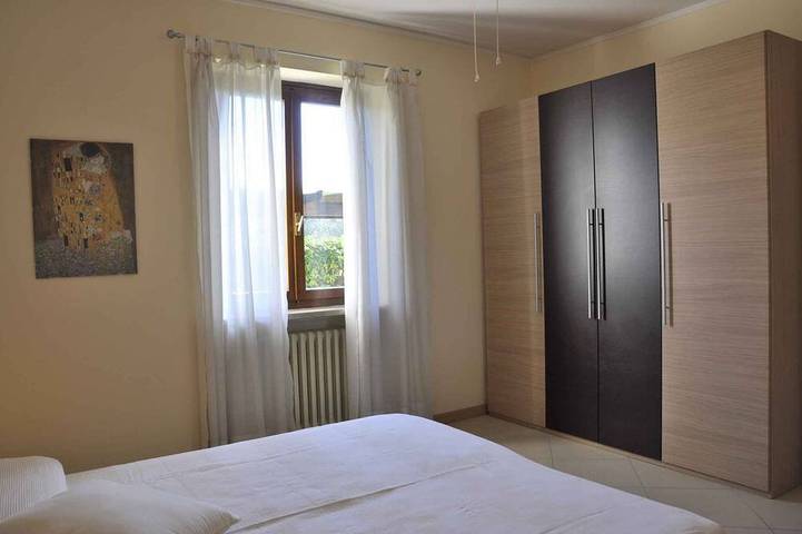 Apartamento entero, Apartamento de vacaciones con piscina exterior y Wifi in Lazise, Montañas Garda