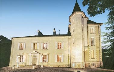 Gîte pour 20 personnes, avec terrasse et piscine ainsi que jardin et jacuzzi à Ardentes