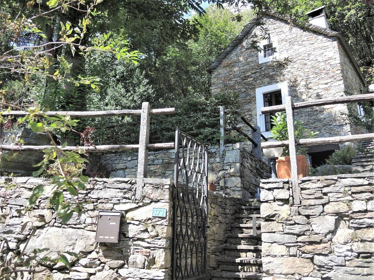 Tessiner Rustico für Naturliebhaber, mit Garten und Pergola, Tierliebhaber in Cugnasco-Gerra, Tessiner Alpen
