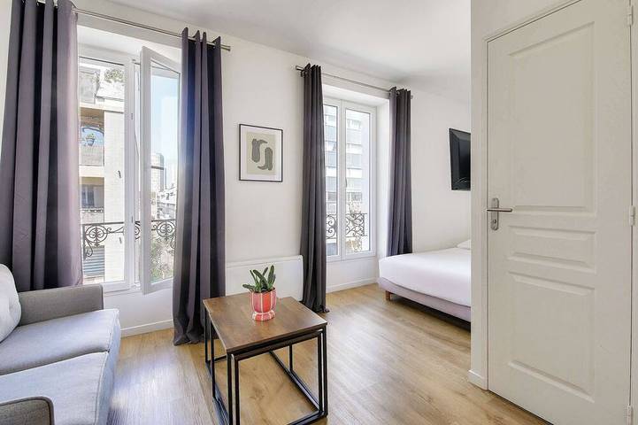 Entire apartment, Beautifully furnished cosy studio with a street view in Ivry-sur-Seine, Val-de-Marne