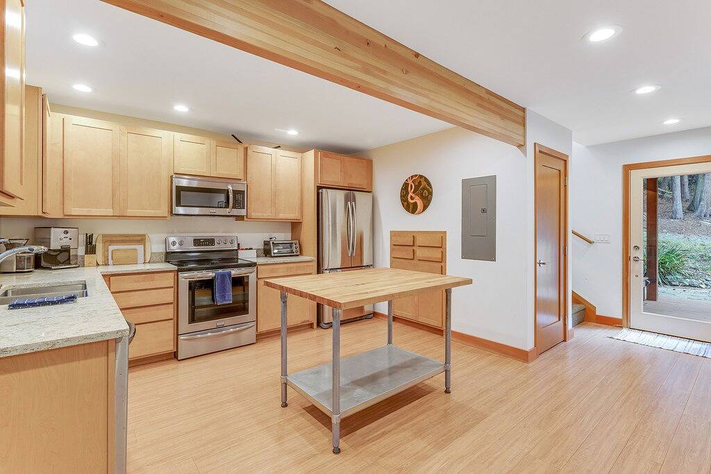 Modern, dog-friendly cabin with fast Wifi, washer/dryer, deck & forest views in Orcas Island