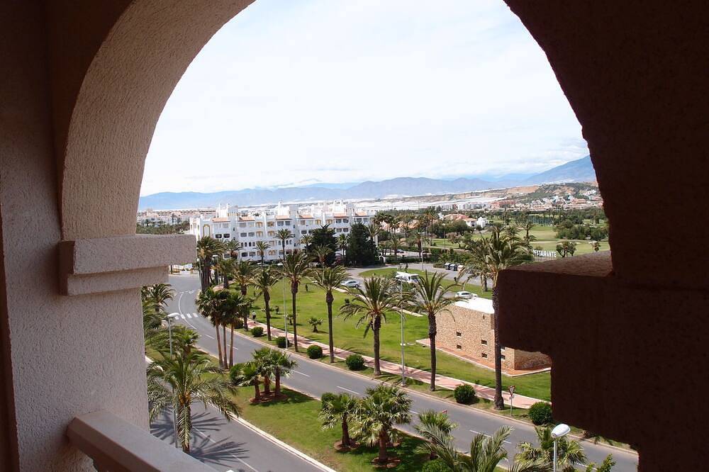 Entire apartment, Central Apartment. Fantastic views of golf course/mountains. Free Parking/Wifi in Marina (Almerimar), El Ejido