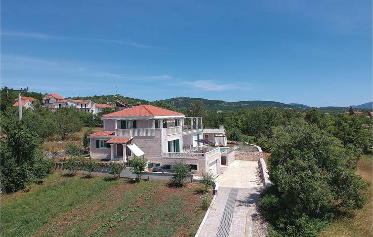 Geräumige 1-Zimmer-Wohnung mit Pool und Garage, in der Nähe von WLAN und Küche in Cista Provo, Makarska Riviera