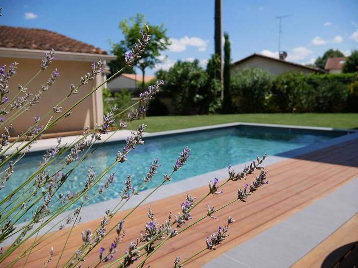 Gîte pour 2 personnes, avec piscine ainsi que jardin et vue à Libourne